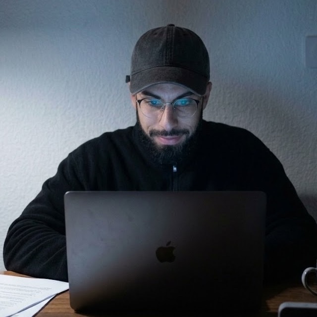Navid Sobat am Laptop beim Schneiden